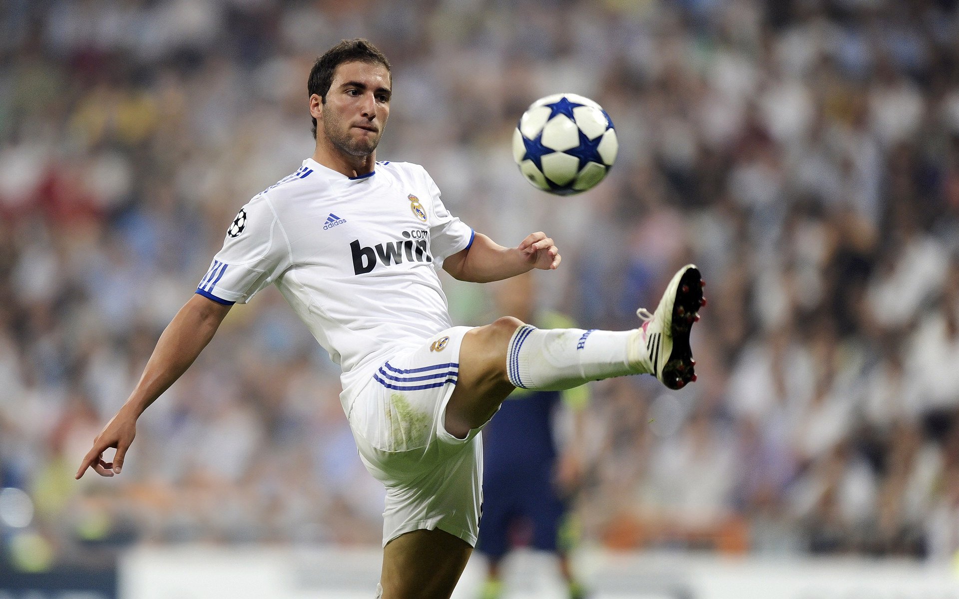 开云体育足球-足球赛场临场指挥决定战局走向，足球临场指挥方案